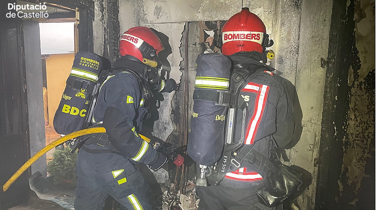 Bomberos del Consorcio Provincial de Castellón durante su intervención en la vivienda de Onda por un rayo
