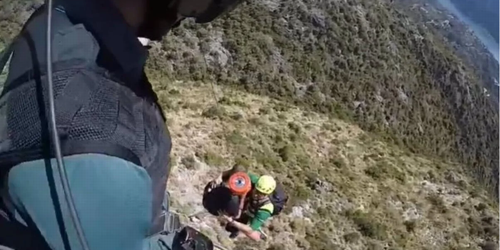 La Guardia Civil rescata a una mujer accidentada en un lugar de difícil acceso en Sierra Nevada
