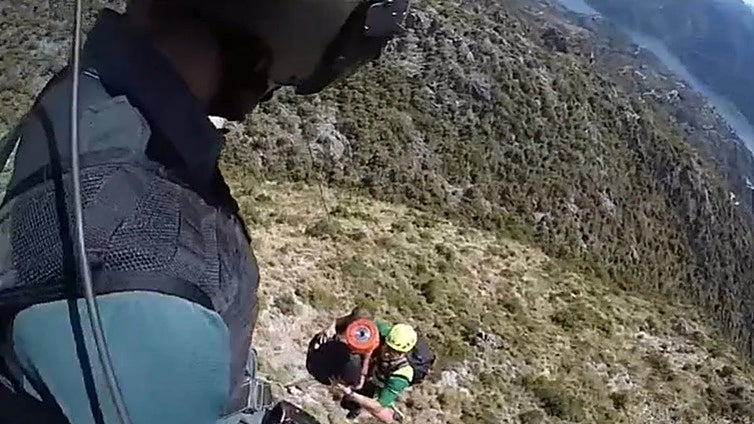 La Guardia Civil rescata a una mujer accidentada en un lugar de difícil acceso en Sierra Nevada