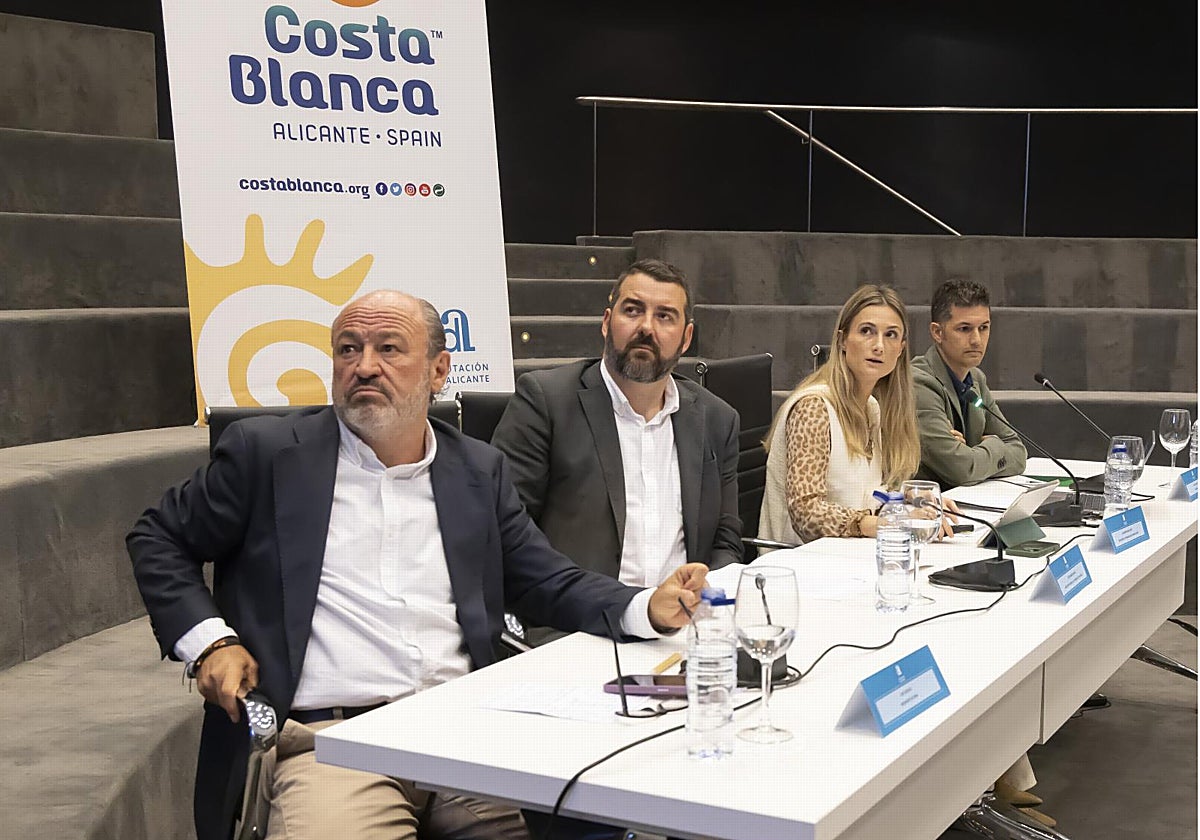 La portavoz de Ryanair en España, Alejandra Ruiz, junto a los hoteleros de Alicante y la Comunidad Valenciana, y el director del Patronato Costa Blanca