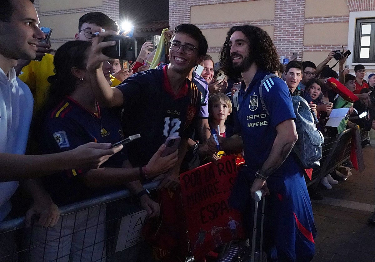 Marc Cucurella se hace un 'selfie' con un aficionado a su llegada al hotel en Valladolid