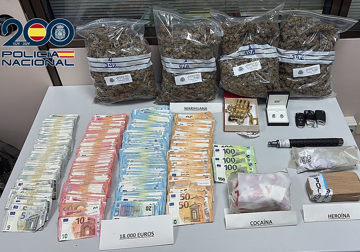 Imagen de la droga y dinero intervenidos por la Policía Nacional