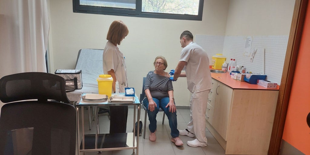 El Sescam llama a la vacunación de la gripe por su eficacia: reduce infecciones respiratorias e ingresos hospitalarios