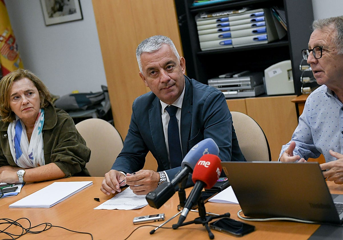 Valentín García, en el centro, durante la rueda de prensa de este martes