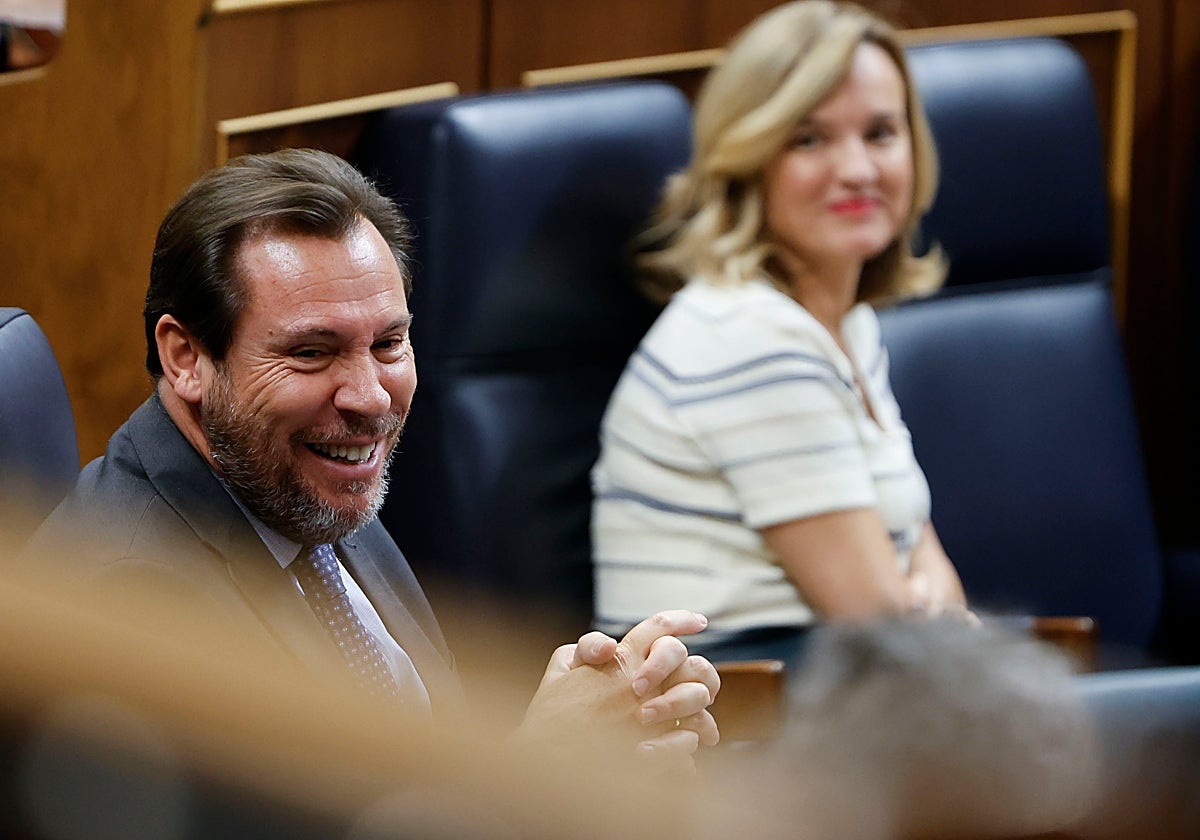 La portavoz y ministra de Educación, Formación Profesional y Deportes, Pilar Alegría (dcha.), líder del socialismo aragonés, y el ministro de Transporte, Óscar Puente, en la sesión del control al ejecutivo celebrada este miércoles 15 de octubre