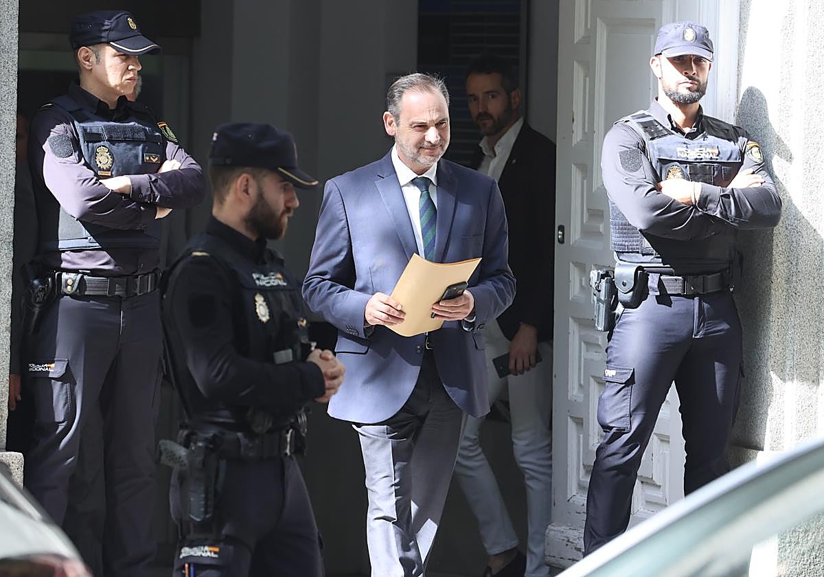 José Luis Ábalos saliendo del Supremo tras no declarar ante el magistrado