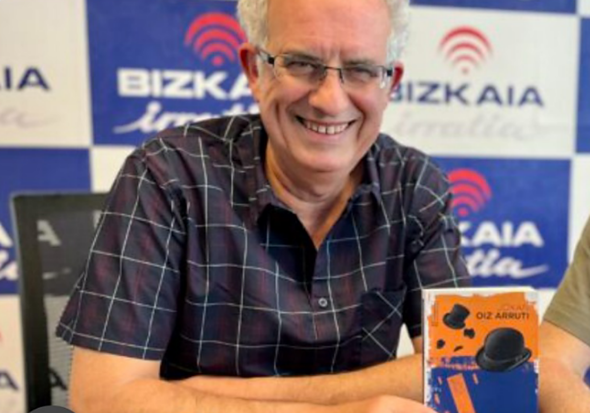 El exetarra 'Mikel Antza' durante uno de los programas emitidos en 'Bizkaia Irratia'