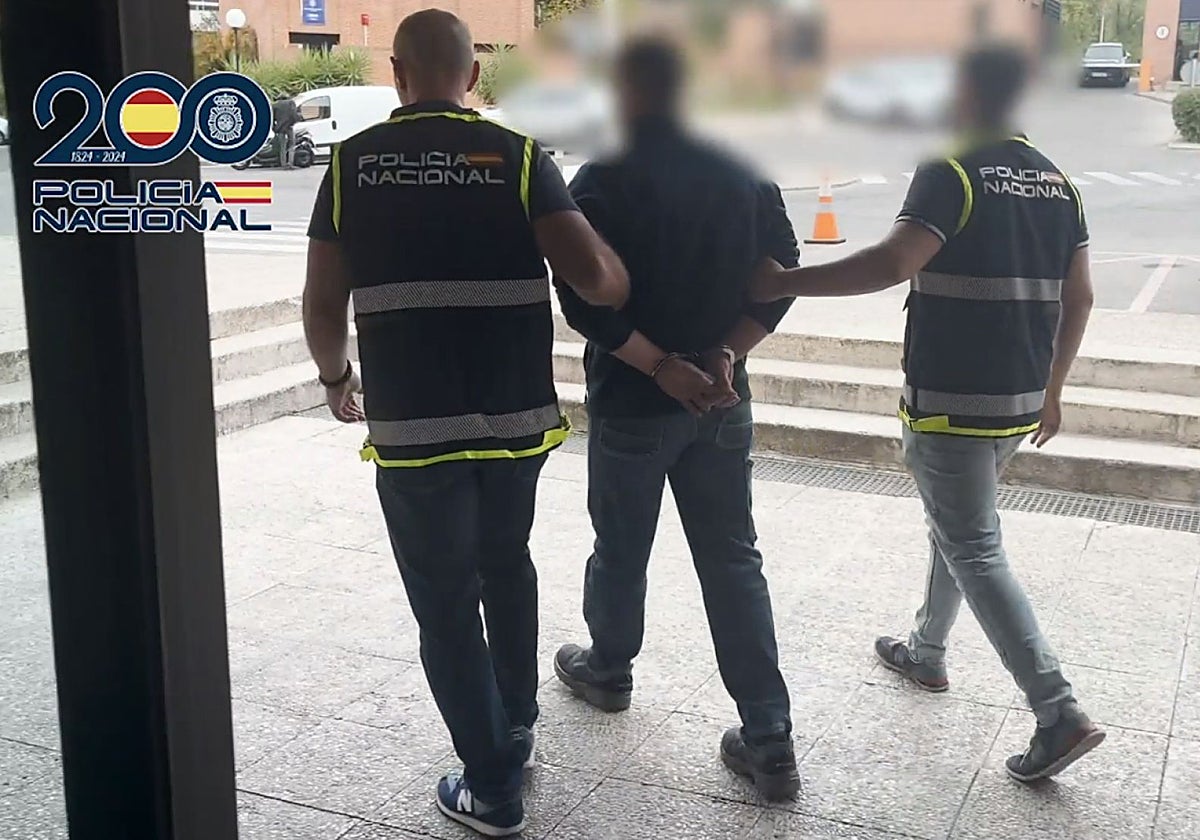 La Policía Nacional traslada al arrestado, el pasado 30 de septiembre