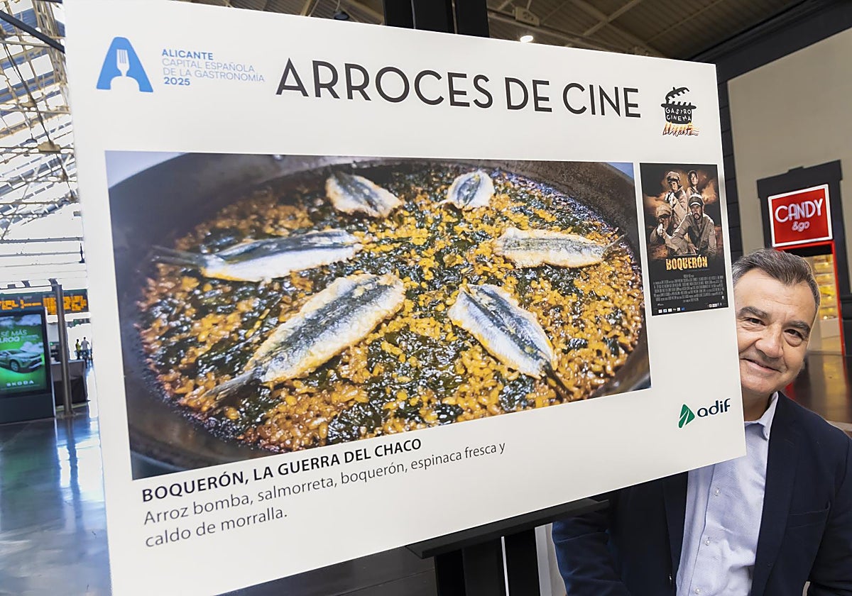 El director de Gastro Cinema, Vicente Seva, junto a una de las imágenes en la exposición
