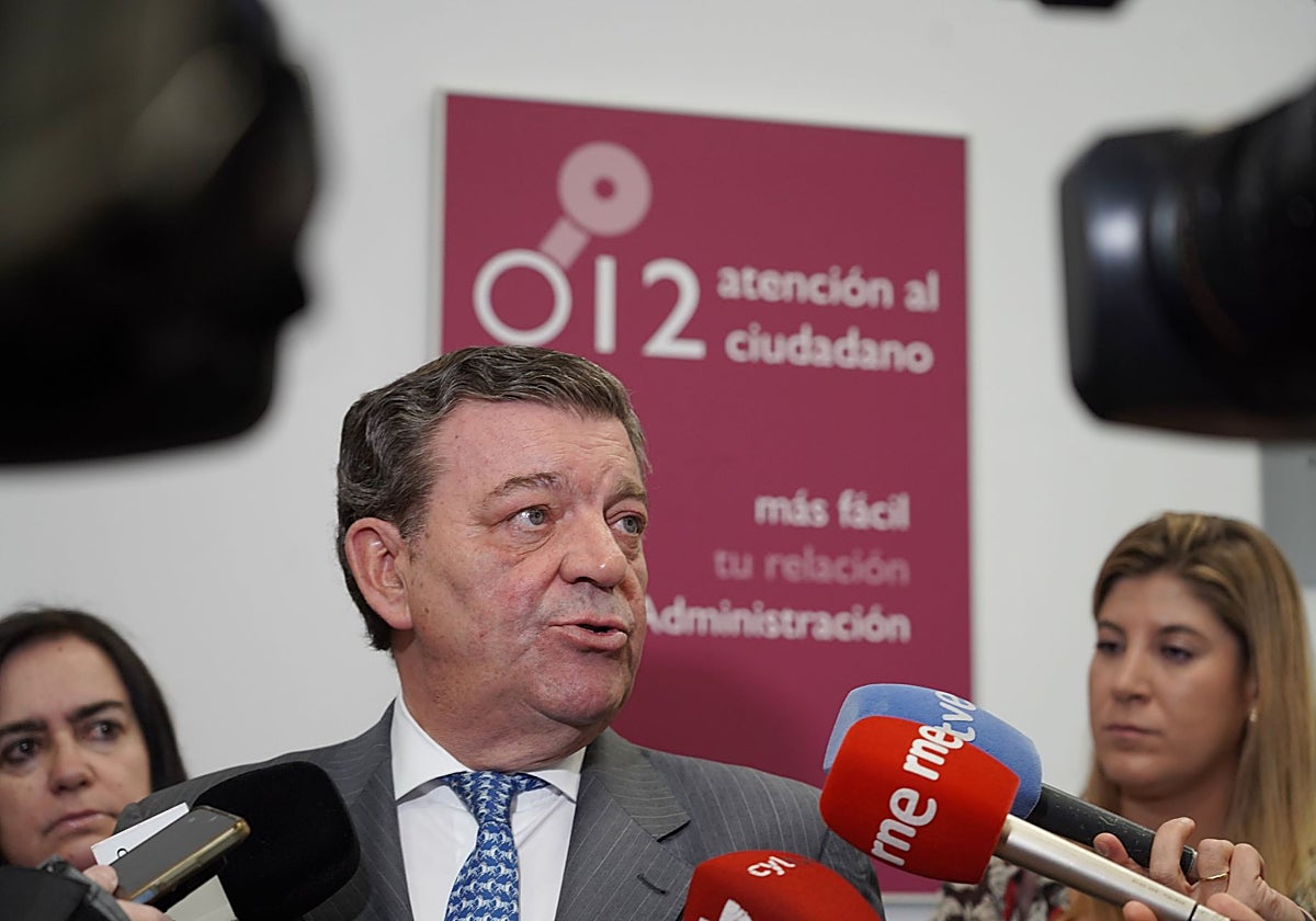 El consejero de la Presidencia, Luis Miguel González Gago, visita las instalaciones del Servicio de Atención al Ciudadano 012 en Valladolid