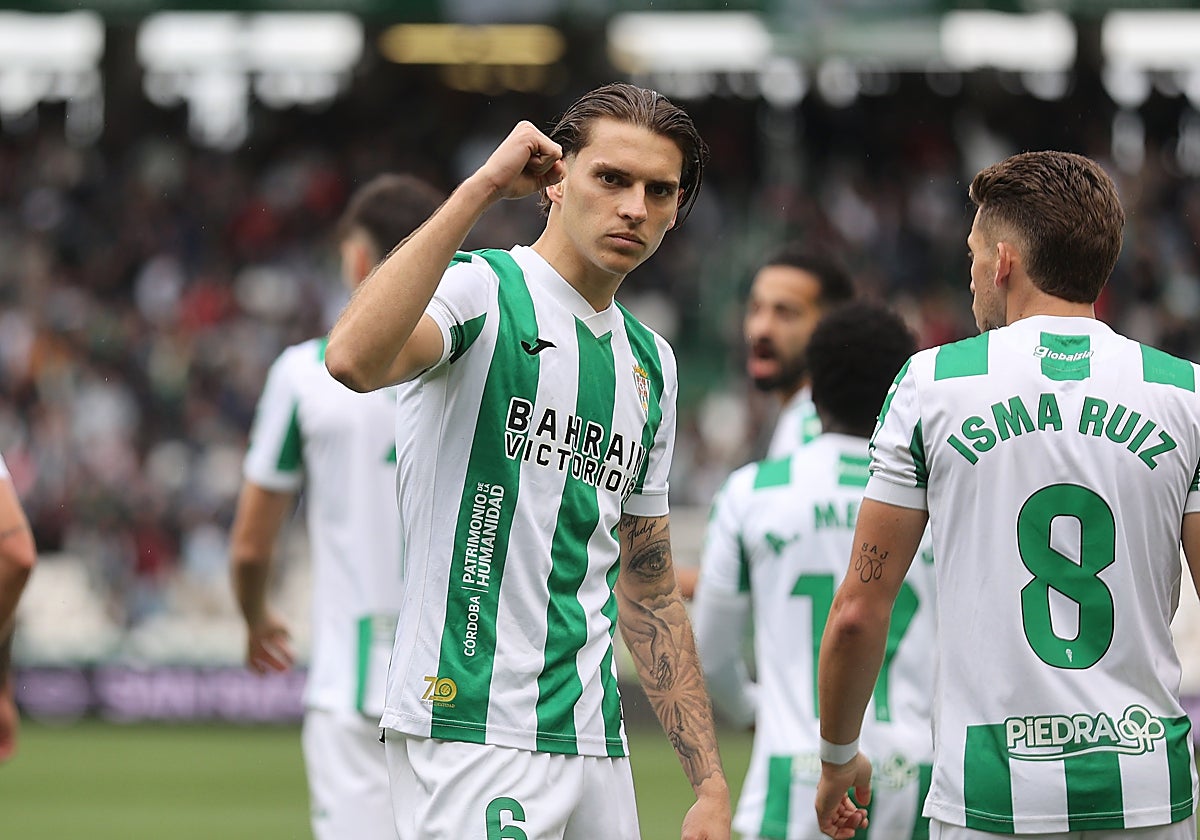 Álex Sala celebra un tanto en la campaña pasada con el Córdoba CF