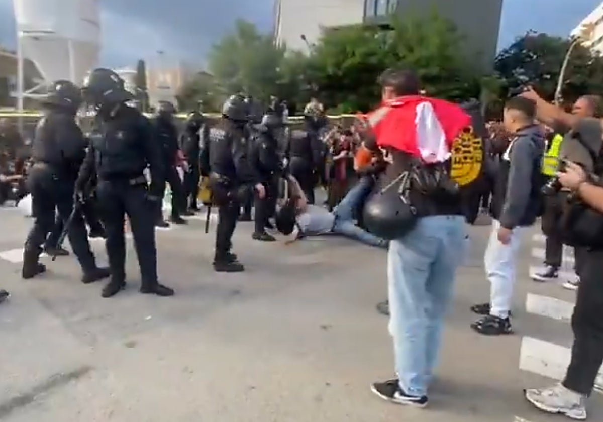 Momento en el que Xavier Pellicer es arrastrado por los agentes por obstaculizar la salida del autobús israelí