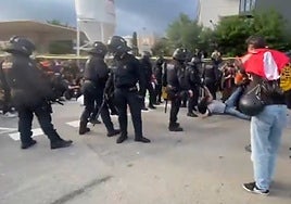 Un diputado de la CUP, arrastrado por los Mossos durante una protesta contra un equipo israelí