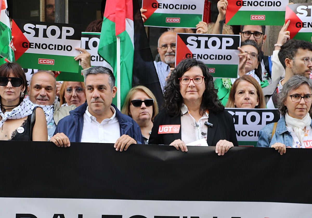 Javier Ortega y Lola Alcónez durante la concentración de apoyo al pueblo palestino