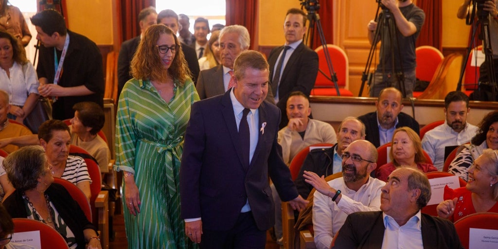 Page enmienda a Sánchez y celebrará «a pleno pulmón» los 50 años de la Transición, no de la muerte de Franco