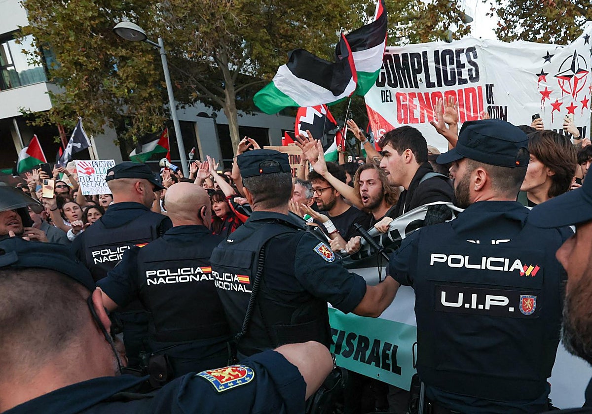 Imagen de manifestantes propalestinos frente al pabellón Roig Arena de Valencia