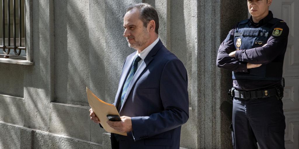 Ábalos ya tiene nuevo abogado: el exfiscal de la Audiencia Nacional Carlos Bautista