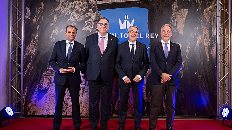 De izquierda a derecha; el director general de RTVA, Juan de Dios Mellado; el consejero de Turismo y Andalucía Exterior, Arturo Bernal; el presidente de la Diputación de Málaga, Francisco Salado y el anterior presidente de la Diputación; Elías Bendodo.