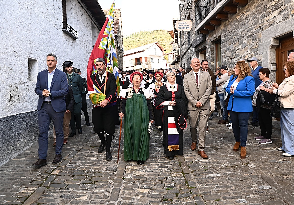 Autoridades de los tres valles, navarro, francés y aragonés, han recorrido la villa de Ascó para conmemorar el tratado histórico cerrado hace 650 años