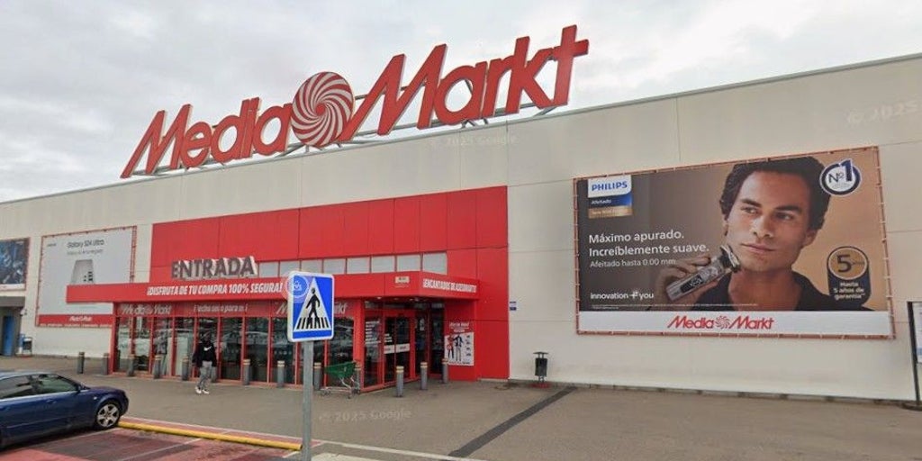 Cinco atracadores asaltan con violencia el MediaMarkt del centro comercial Abadía (Toledo) y dejan herido al vigilante