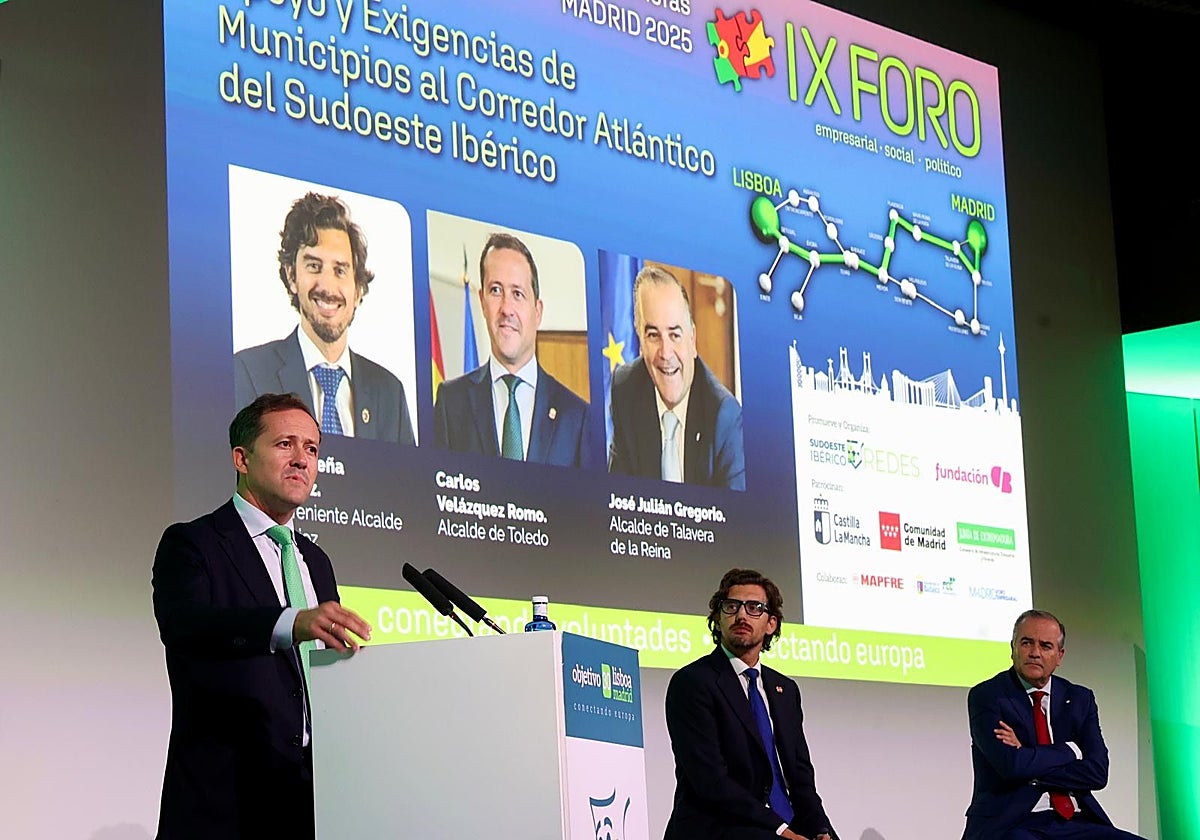 El alcalde de Toledo, Carlos Velázquez, interviene en el IX Foro Ibérico del Corredor Sudoeste Ibérico, celebrado en Madrid, junto con el regidor de Talavera, José Julián Gregorio y el teniente de alcalde de Badajoz