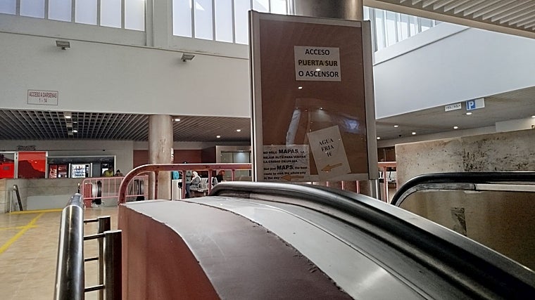 Las escaleras mecánicas de la estación de autobuses de Toledo llevan años estropeadas
