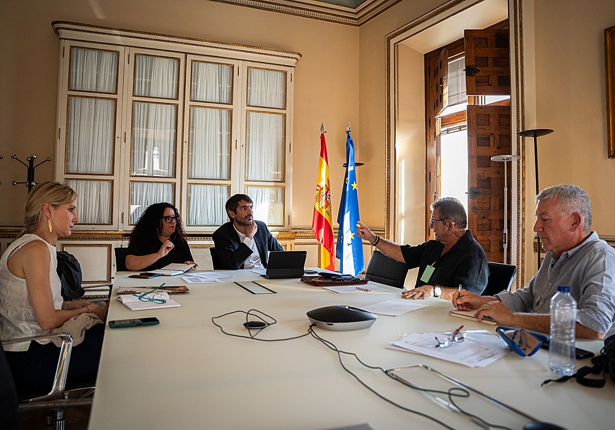 Urtasun junto a los dos miembros de la plataforma cordobesa de la Mezquita