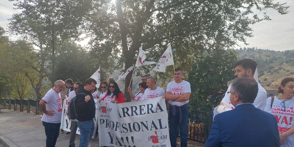 Los sanitarios de Castilla-La Mancha, «hartos», piden de nuevo a Page que les pague la carrera profesional