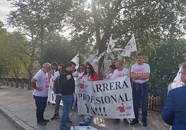 Los sanitarios de Castilla-La Mancha, «hartos», piden de nuevo a Page que les pague la carrera profesional