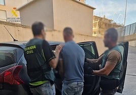 Dispara a su hermana e irrumpe a la fuerza en la casa precintada con la Guardia Civil dentro y drogas