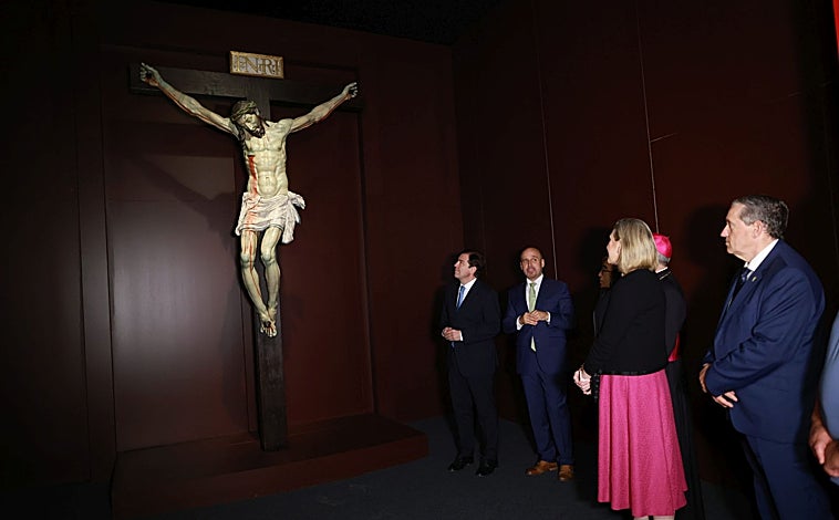 Imagen principal - Las autoridades, frente al Cristo de las Injurias de la Catedral de Zamora. Debajo, tallas de los Doctores de la Iglesia Universal y una 'Inmaculada' de Diego Veláquez