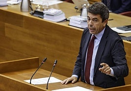 Mazón saca pecho por las encuestas que posicionan al PP como «claro ganador» y la izquierda le tacha de «fugitivo»