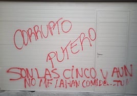Ábalos denuncia las pintadas en su casa de Valencia llamándolo «corrupto» y «putero»: «Hoy soy yo, mañana serás tú»