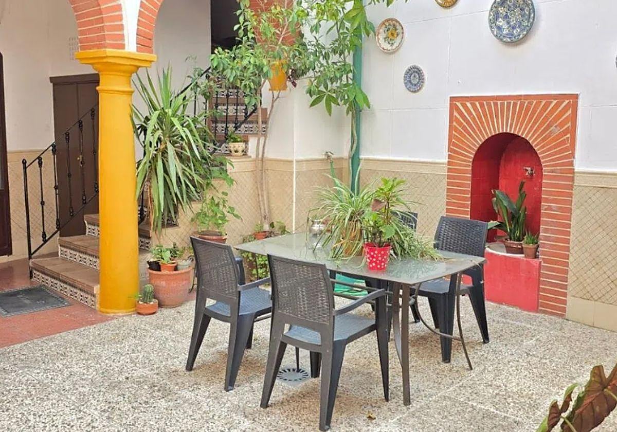 El bonito patio cordobés de este piso en venta en el barrio de San Basilio