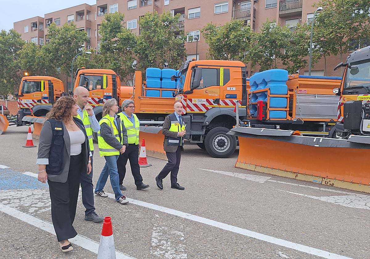 Revisión de la maquinaria del simulacro por parte de los responsables y autoridades como el delegado del Gobierno en Aragón