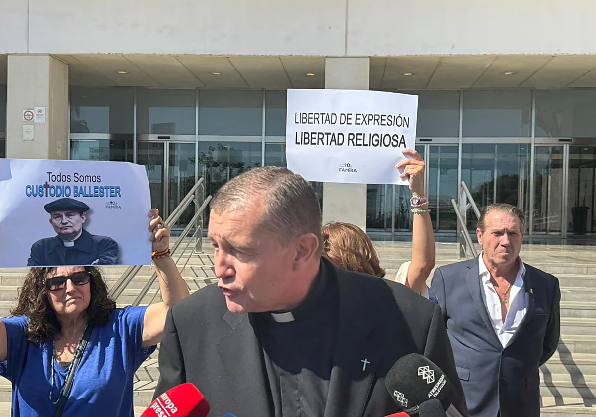 El padre Custodio Ballester a la salida del juicio celebrado en Málaga