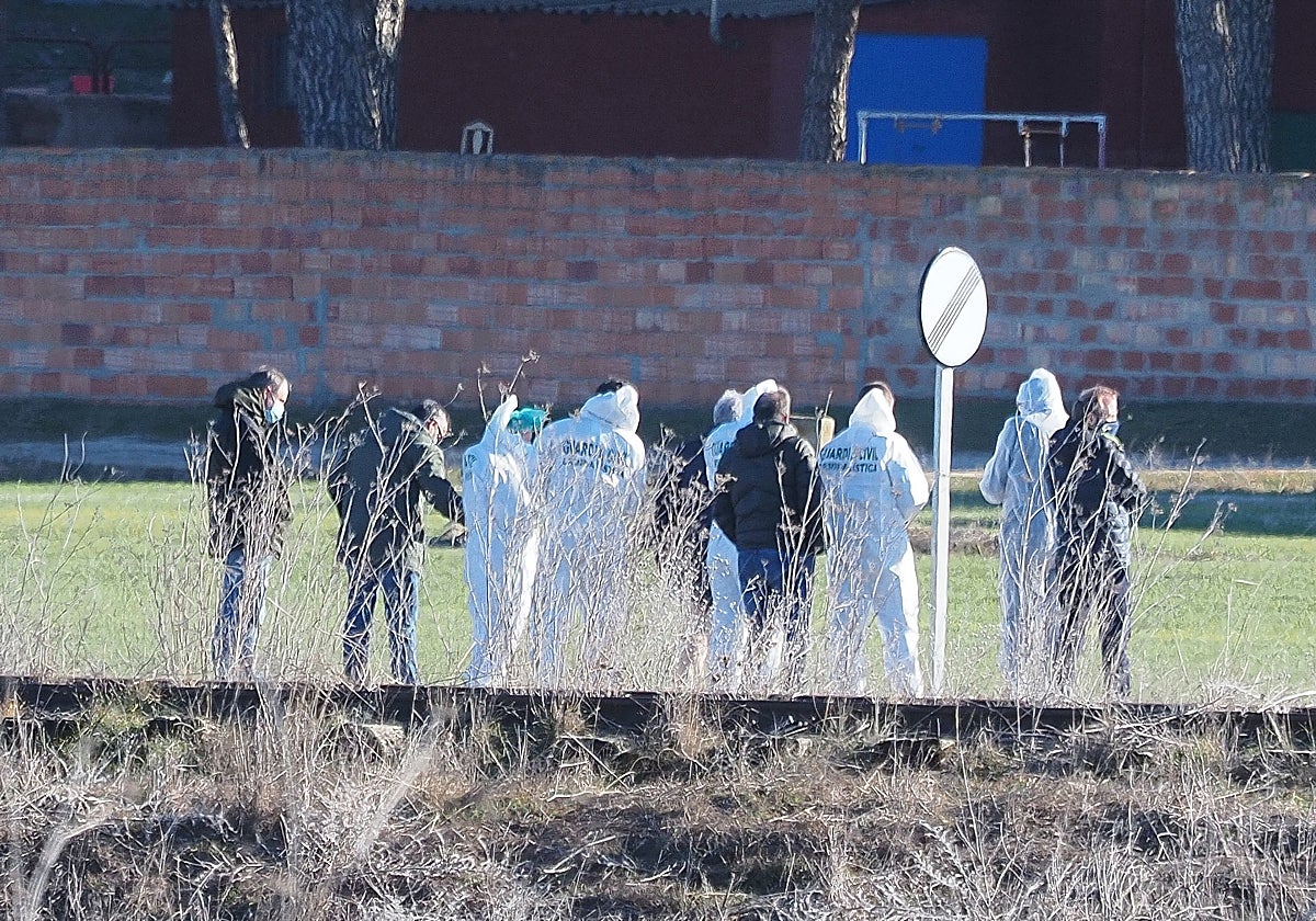 Agentes de la Guardia Civil inspeccionan el cadáver de la joven hallado en febrero de 2023.-