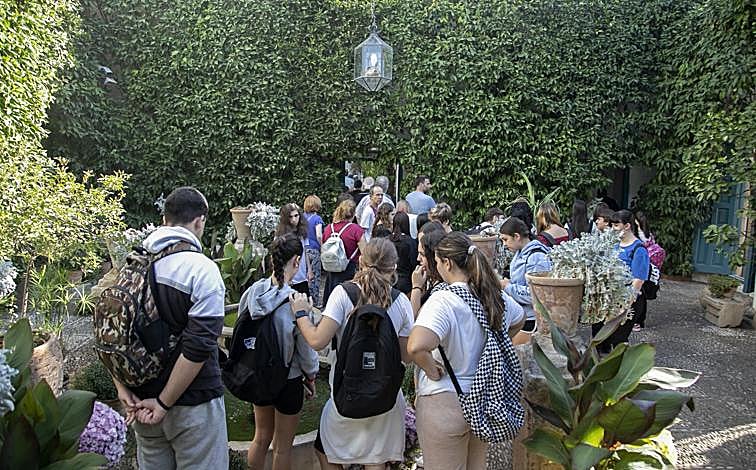 Imagen principal - Colas y expectación en el estreno de Flora en Córdoba: «Año tras año no deja de sorprender»