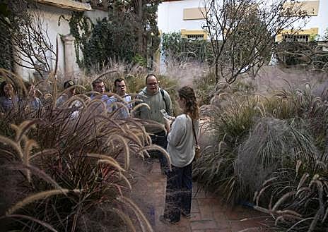 Imagen secundaria 1 - Colas y expectación en el estreno de Flora en Córdoba: «Año tras año no deja de sorprender»