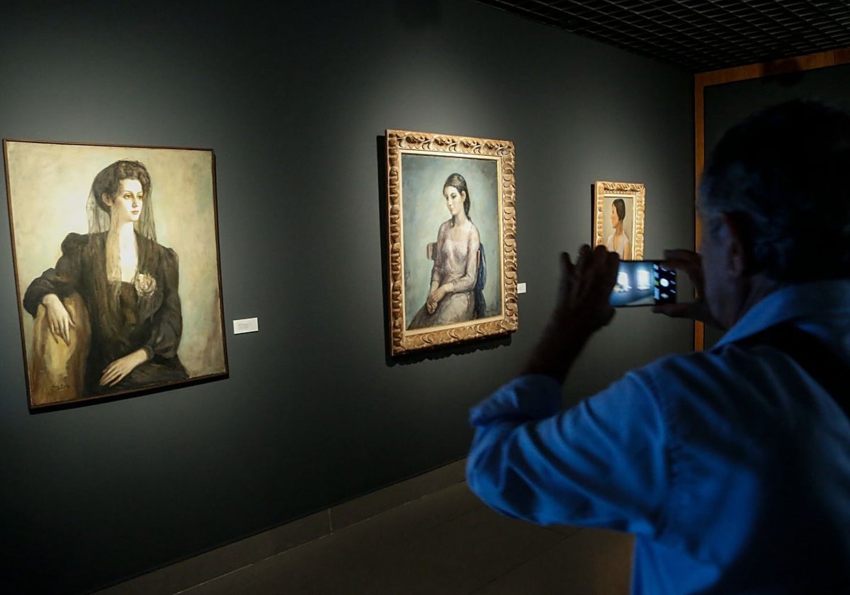 Obras en la exposición en la Fundación Cajasol