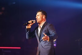 Las mejores imágenes de un 'Inédito' David Bustamente en el Gran Teatro de Córdoba