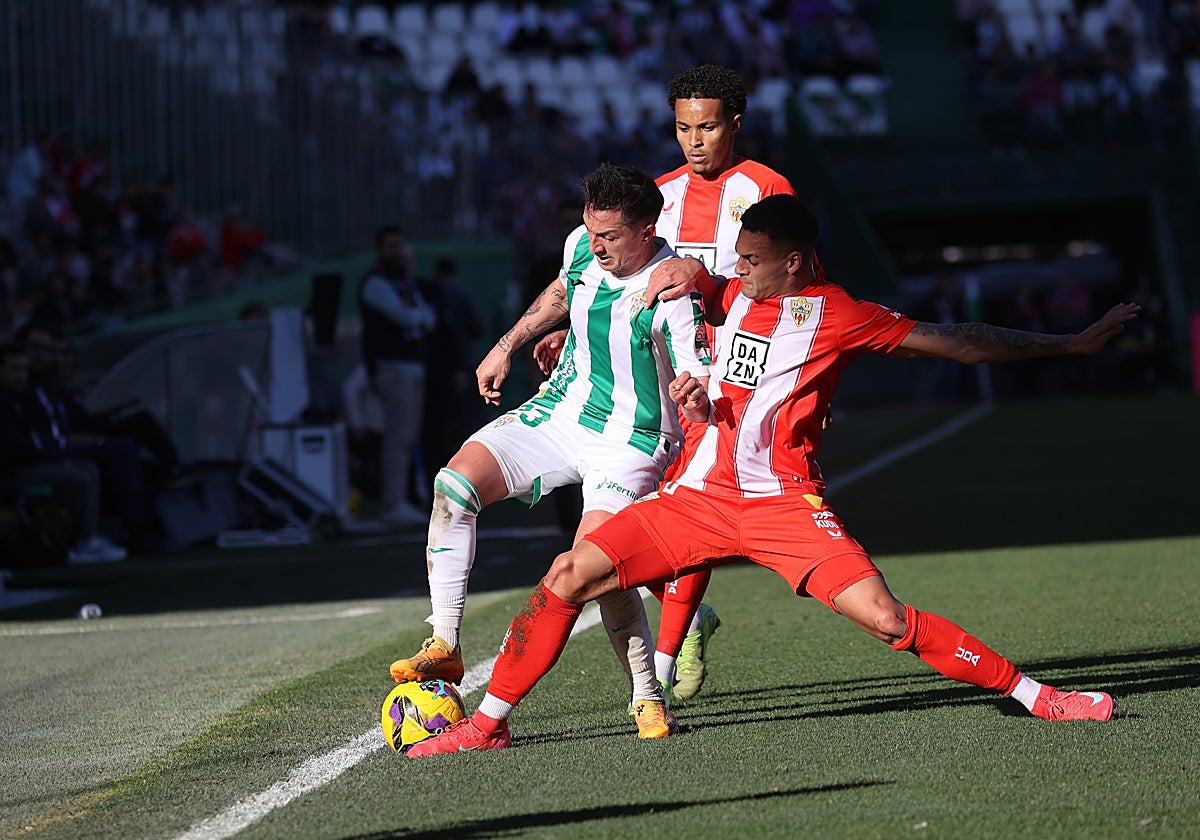 Carracedo pelea una pelota ante dos defensores del Almería en El Arcángel