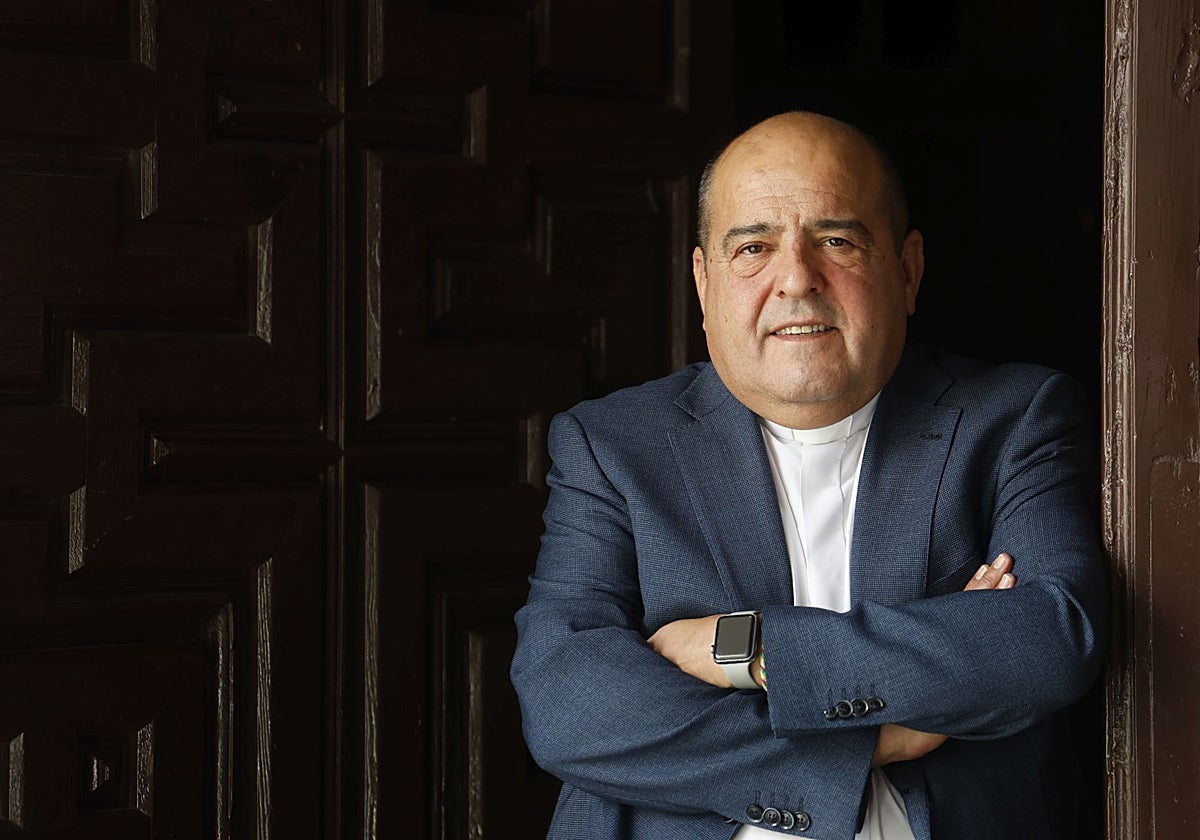 El nuevo delegado para las Cofradías, José Juan Jiménez Güeto, en la parroquia de la Trinidad
