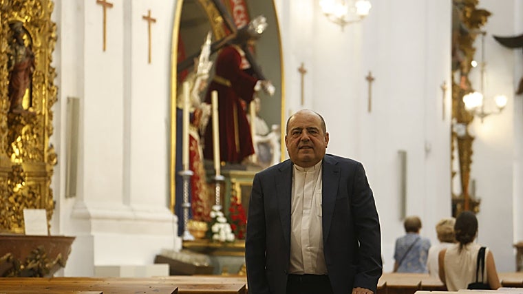 El nuvo delegado de Cofradías, ante el Señor de la Santa Faz