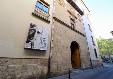 Su mecedora, su querida biblioteca, su austero dormitorio... dentro de la Casa Museo de Miguel Delibes