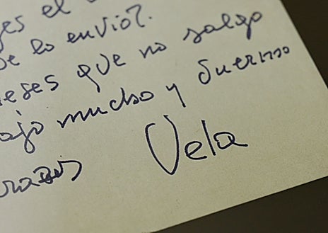 Imagen secundaria 1 - Germán junto a la cartelería de películas que adaptaron sus novelas, una carta y la medalla que recibió cuando se le concedió el Premio Príncipe de Asturias