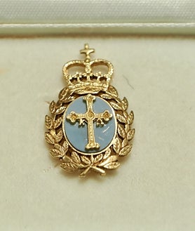 Imagen secundaria 2 - Germán junto a la cartelería de películas que adaptaron sus novelas, una carta y la medalla que recibió cuando se le concedió el Premio Príncipe de Asturias