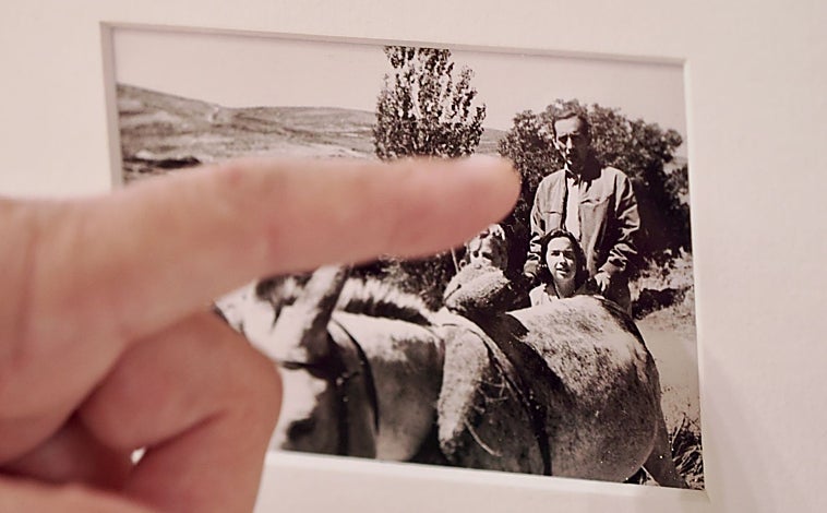 Imagen principal - Fotografías familiares y con amigos del escritor que se pueden ver en el espacio 'El escritor y la naturaleza'