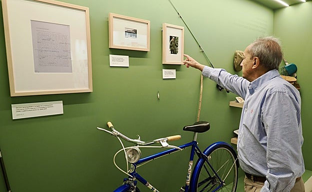 Germán Delibes junto a la bicicleta, bastón y cañas de pescar de su padre