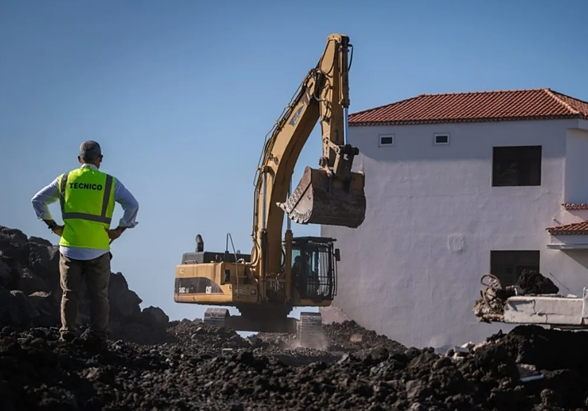 Un técnico supervisa las obras de reconstrucción del Valle en foto de 2022